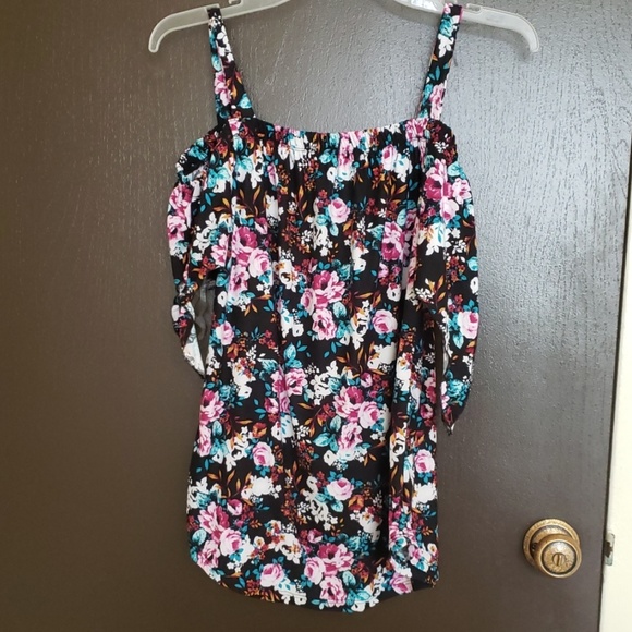 ⛔Gone to Goodwill ⛔Off  the Shoulder Top - Picture 1 of 4